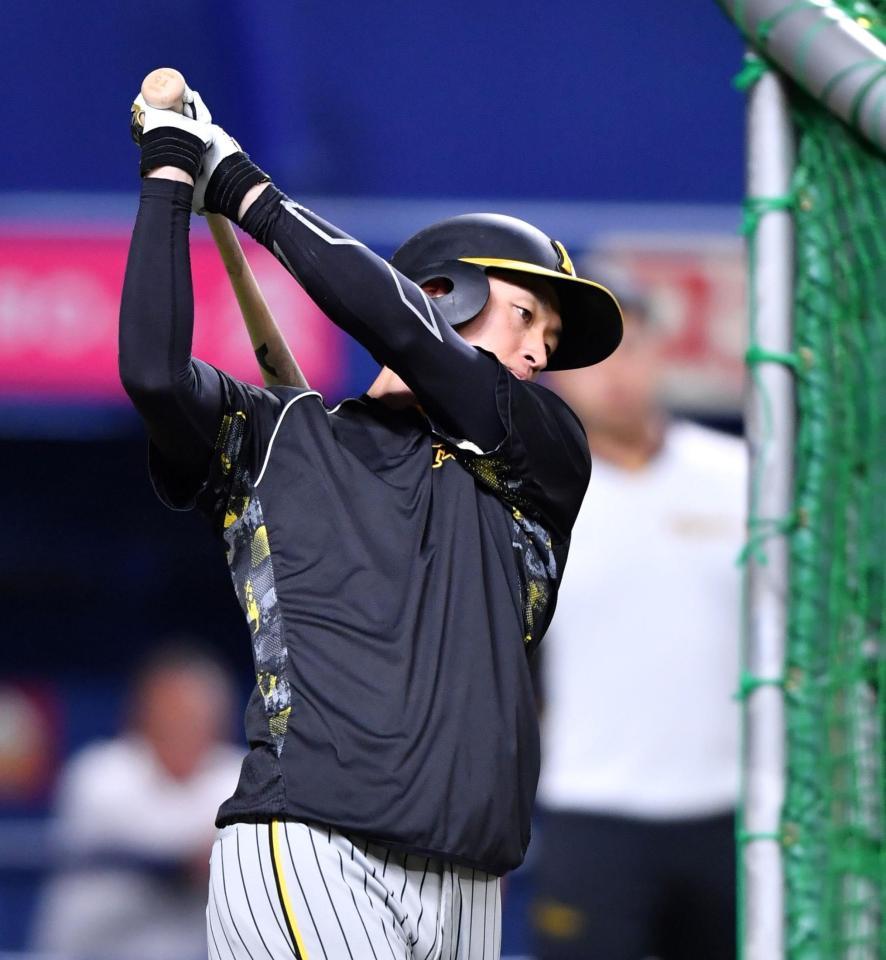 　素振りをする近本（撮影・中田匡峻）