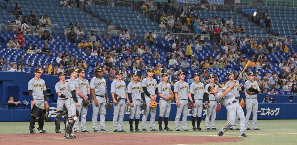 　シートノックを行った阪神ナインは一列に並び、最後のキャッチャーフライを見届ける（撮影・中田匡峻）