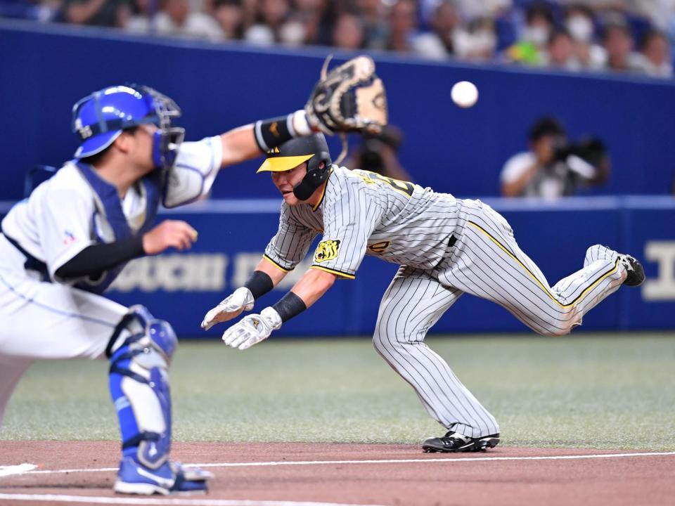 　１回、森下の先制適時打で生還する小野寺（右）。捕手は木下（撮影・中田匡峻）