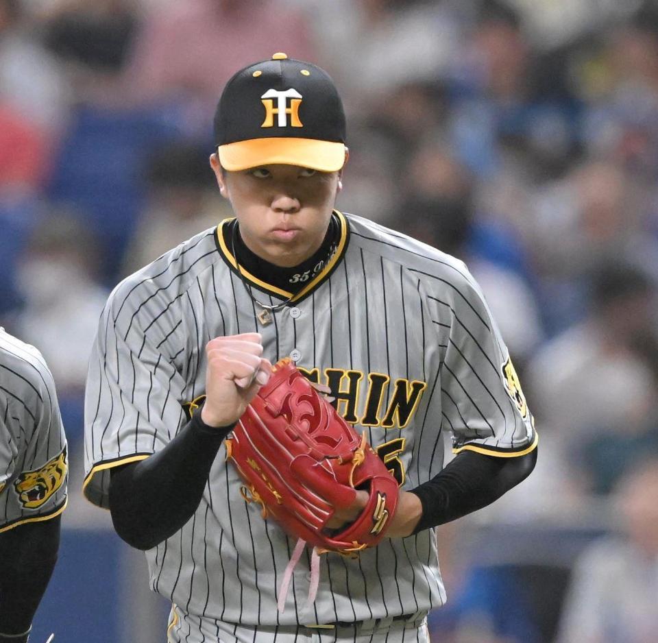 　４回、ビシエドを投ゴロに打ち取り、ガッツポーズを決める才木（撮影・高部洋祐）