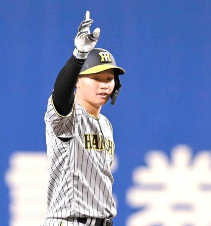 　１回、先制打を放ちポーズを決める森下