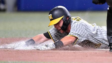 　１回、森下の先制適時打で生還する小野寺