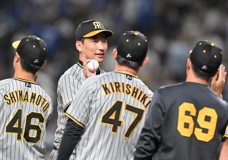 　最後を締め、（手前左から）島本、桐敷、石井らとタッチを交わす岩崎（撮影・高部洋祐）