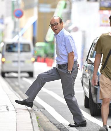 　改札へ向かう岡田監督（撮影・中田匡峻）