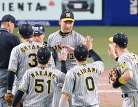 　９回を締め、ナインと勝利のタッチを交わす岩崎