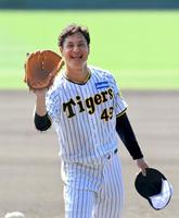 　マウンドに上がって投げ込み笑顔を見せる大竹（撮影・立川洋一郎）