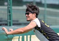 　練習の合間に笑顔を見せる伊藤将（撮影・立川洋一郎）