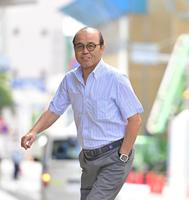 　改札へ向かう岡田監督（撮影・中田匡峻）