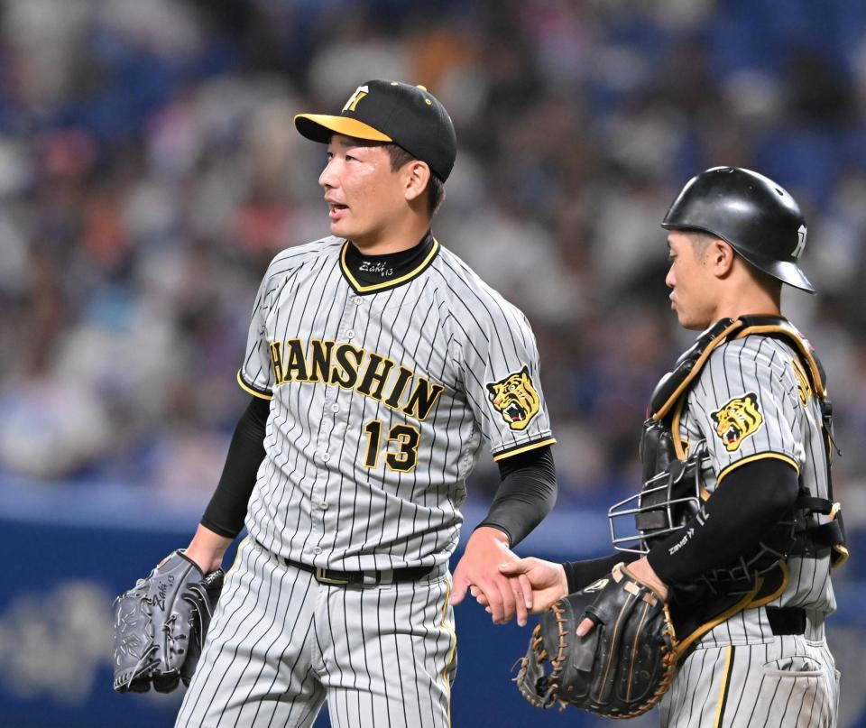 　最後を締め、坂本（右）とタッチを交わす岩崎（撮影・高部洋祐）