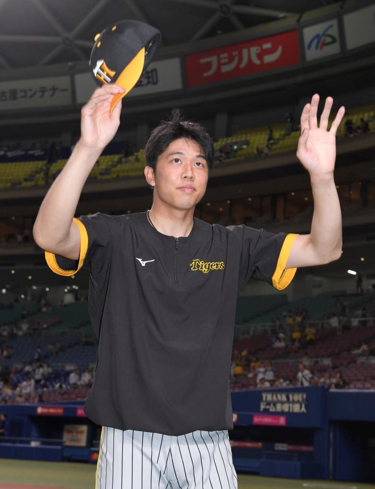 　ヒーローインタビューを終え、スタンドに向かって手を振る才木（撮影・高部洋祐）
