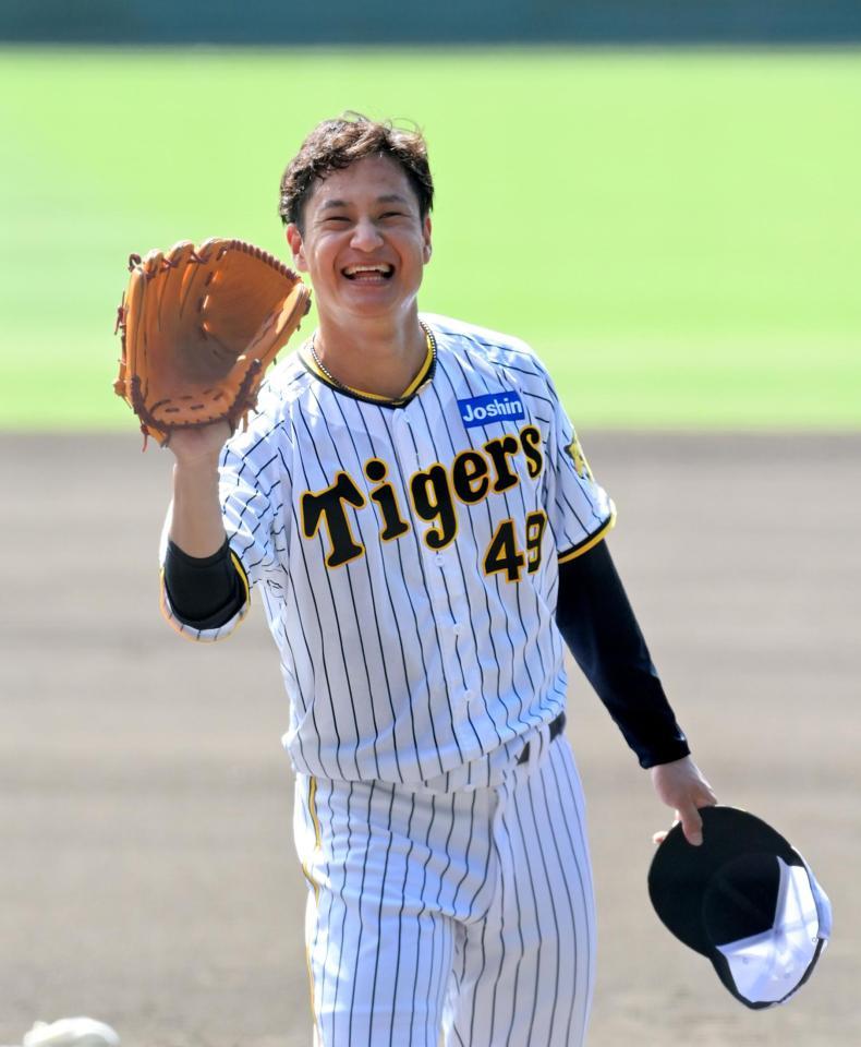 　マウンドに上がって投げ込み笑顔を見せる大竹（撮影・立川洋一郎）