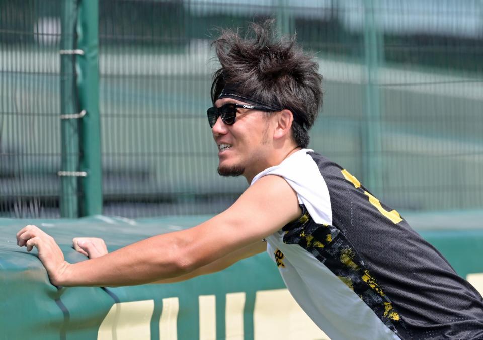 　練習の合間に笑顔を見せる伊藤将（撮影・立川洋一郎）