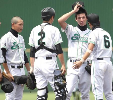 　高校時代の大山（左）と塚原氏（右から２人目）＝２０１０年７月