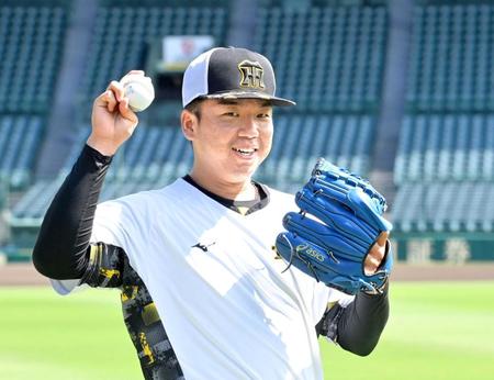 　登板に備えキャッチボールで調整する村上（撮影・立川洋一郎）