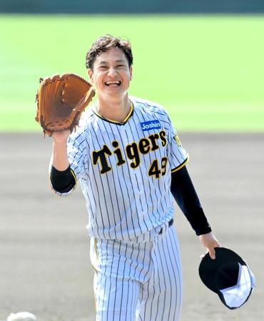 　マウンドに上がって投げ込み、笑顔を見せる大竹