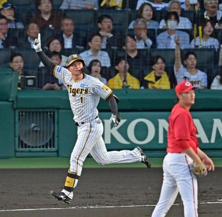 　１回、左翼スタンドへ先制ソロを放ち、打球の行方を見つめる森下（撮影・立川洋一郎）