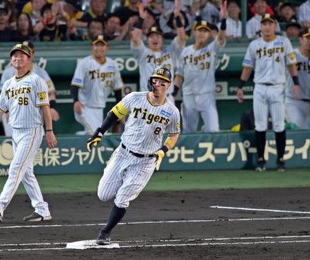 　２回、ソロを放ってダイヤモンドを回る佐藤輝（撮影・立川洋一郎）