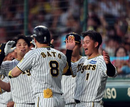 　２回、ソロを放った佐藤輝を迎える森下（撮影・山口登）