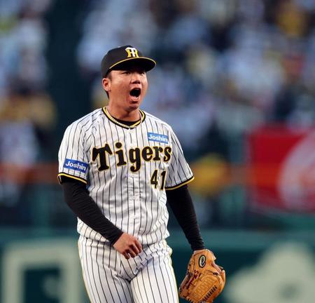 　１回、秋山を空振り三振に打ち取り雄たけびを上げる村上（撮影・山口登）