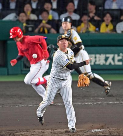 　７回、堂林を投ゴロに打ち取って二塁へ送球し併殺を奪う村上（撮影・立川洋一郎）