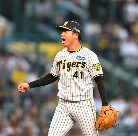 　１回、先頭の秋山を空振り三振に斬り、ほえる村上（撮影・中田匡峻）