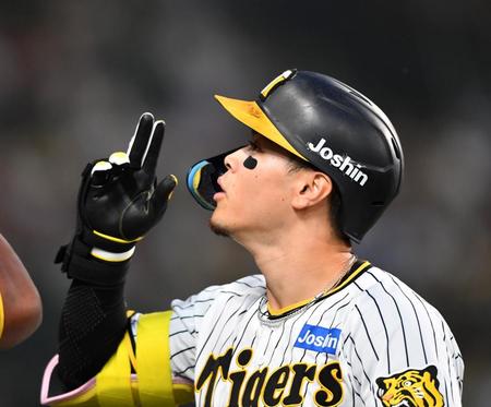 　２回、ソロを放った佐藤輝はベンチ前でポーズを決める（撮影・中田匡峻）