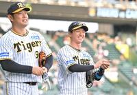 　原口（左）と笑顔でキャッチボールに向かう近本（撮影・中田匡峻）