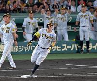 　２回、ソロを放ってダイヤモンドを回る佐藤輝（撮影・立川洋一郎）