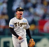 　１回、秋山を空振り三振に打ち取り雄たけびを上げる村上（撮影・山口登）