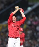 　２回、佐藤輝にソロを浴びた床田は汗を拭いながらベンチに戻る（撮影・北村雅宏）