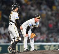 　８回、途中降板となった村上（右）（撮影・中田匡峻）