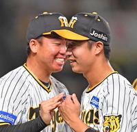 　８回、村上（左）が招いたピンチを踏ん張った島本（撮影・中田匡峻）
