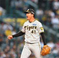 　１回、先頭の秋山を空振り三振に斬り、ほえる村上（撮影・中田匡峻）