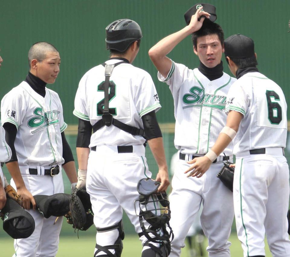 　高校時代の大山（左）と塚原氏（右から２人目）＝２０１０年７月