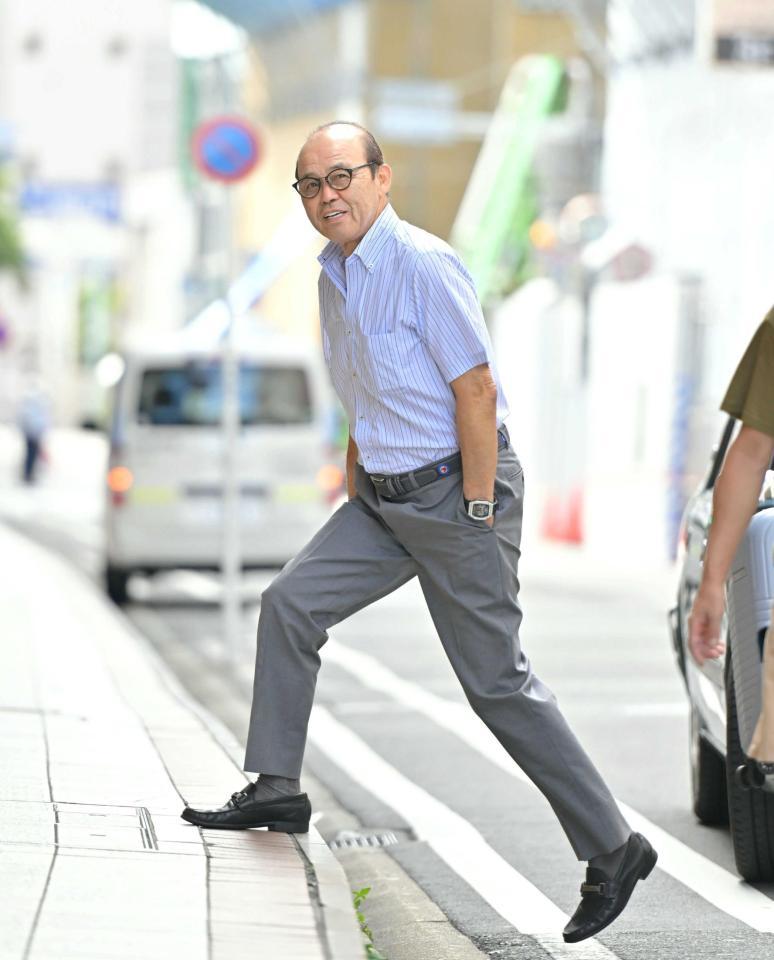 　名古屋駅の改札に向かう岡田監督（撮影・中田匡峻）