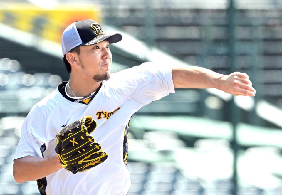 　ノックを受け汗を流す伊藤将