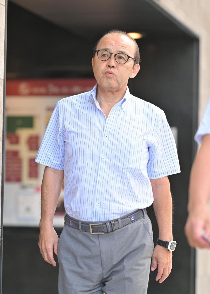 　改札へ向かう岡田監督（撮影・中田匡峻）