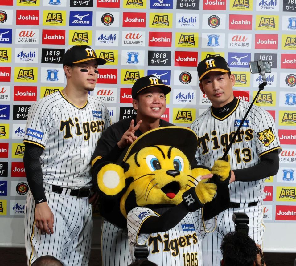 　トラッキーと写真に納まる（左から）佐藤輝、村上、岩崎（撮影・山口登）