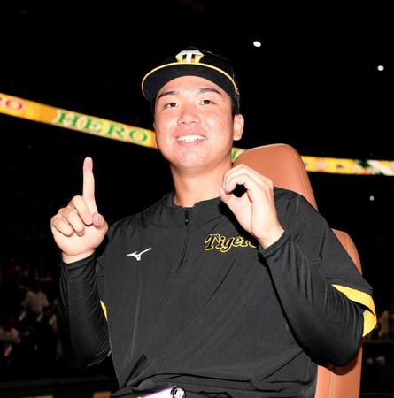 　今季１０勝目を挙げ、笑顔でポーズを決める村上