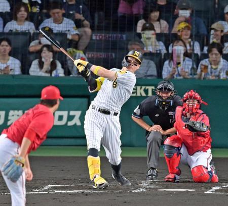 　２回、ソロ本塁打を放つ佐藤輝（撮影・立川洋一郎）