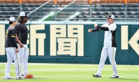 　ミエセス（左から２人目）とハイテンションで言葉を交わす森下（右）。左は中野（撮影・中田匡峻）