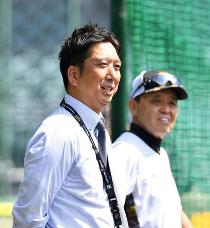 　練習を見守る藤川球児氏。右は岡田監督（撮影・中田匡峻）