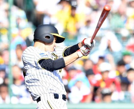　２回、レフトへ適時二塁打を放つ大竹（撮影・中田匡峻）