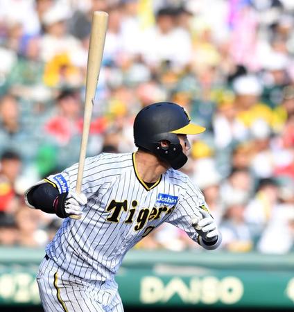 　６回、レフトへ二塁打を放つ木浪（撮影・中田匡峻）