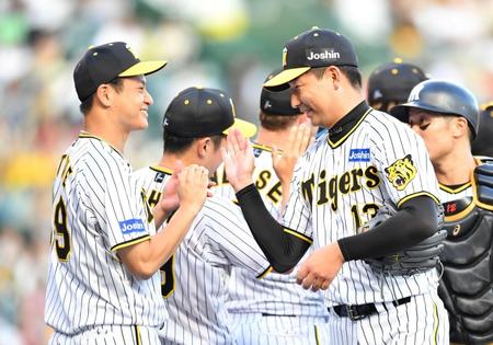 　岩崎（右）からウイニングボールを受け取り笑顔の大竹（撮影・中田匡峻）