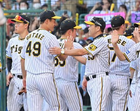 　７連勝を飾り大竹（４９）と笑顔でタッチを交わす岡田監督（撮影・立川洋一郎）