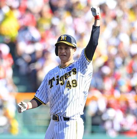 　２回、レフトへ適時二塁打を放ち、拳を突き上げる大竹（撮影・中田匡峻）