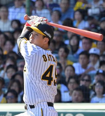 　２回、左翼へ適時二塁打を放つ大竹（撮影・立川洋一郎）