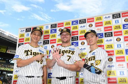 　Ｍ７となり、背番号「７」のノイジー（中央）を指さす大竹（左）と近本（撮影・中田匡峻）