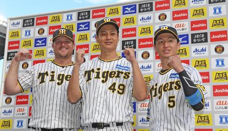 　お立ち台に上がった（左から）ノイジー、大竹、近本（撮影・中田匡峻）